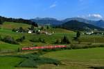 Bei Wolfsried ergibt sich dieser Blick auf die kleine Ortschaft Zell und die Nagelfluhkette mit dem 1.834 Meter hohen Hochgrat. Am 01. Juli 2018 konnte ich an dieser Stelle die 218 497 mit dem Radlzug RE 57393 aufnehmen. Diese Verbindung verkehrt nur während der Sommersaison an Wochenenden zwischen München und Lindau. 