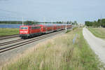 111 178 mit dem RE 57084 von München nach Augsburg bei Hattenhofen, 22.08.2017