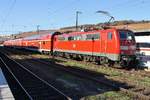 111 135-0 schiebt am 17.11.2018 den RE19062 von Stuttgart Hauptbahnhof in den Würzburger Hauptbahnhof.