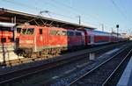 111 060-0 erreicht am 17.11.2018 mit dem RE19064 von Stuttgart Hauptbahnhof den Würzburger Hauptbahnhof.