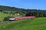 Mitte Mai diesen Jahres gab es eine schöne Überraschung im Allgäu. Weitgehend unbemerkt von Eisenbahnfreunden wurde die 218 446 vom Bh Kempten bei Bäcker Rail Design in Siegen in den Auslieferungsstand von 1977 zurückversetzt. Am Vatertag erfolgte dann der erste planmäßige Einsatz vor dem im Sommerhalbjahr verkehrenden Radexpress RE 57392 von München HBF nach Lindau. Bei Ellenberg erwarteten zahlreiche Fotografen das ozeanblau-beige Schmuckstück.