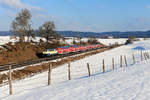 Auch nach Fahrplanwechsel kann die Baureihe 218 noch täglich auf der Allgäubahn beobachtet werden. Planmäßig pendelt eine Doppelstockwagen-Garnitur in Sandwichbespannung zwischen Oberstdorf und der bayerischen Landeshauptstadt. Allerdings werden werktags andere Leistungen bedient als am Wochenende. Am 10. Januar 2021 wurde das Schmuckstück des BW Kempten - die ozeanblau-beige 218 446 - vor dem RE 57588 nach Kempten führend eingesetzt, am Zugschluss half 218 414 tatkräftig mit. Bei Aitrang gelang eine Aufnahme bei frostigen Temperaturen. 