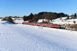 Auch nach Fahrplanwechsel kann die Baureihe 218 noch täglich auf der Allgäubahn beobachtet werden. Planmäßig pendelt eine Doppelstockwagen-Garnitur in Sandwichbespannung zwischen Oberstdorf und der bayerischen Landeshauptstadt. An Wochenenden verkehrt der RE 3893 nach München HBF lichttechnisch recht fotogen. Am 13. Februar 2021 konnte ich den Zug bei Aitrang aufnehmen. Es führte die 218 414, am Zugschluss arbeitete die 218 415. Im Hintergund erkennt man die kleine Ortschaft Görwangs mit der Kirche St. Albarn. 