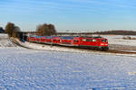 Ohne Kontrollziffer auf der Front ist 111 076 unterwegs. Hier ist sie am 14. Februar 2021 bei Kottgeisering mit dem RE 57426 auf der Fahrt von München HBF nach Memmingen zu sehen. 