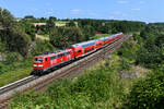 Regulär sind die RE zwischen München und Nürnberg fest in der Hand der Loks der Baureihe 146. Gelegentlich schwimmt aber auch noch eine Lok der Baureihe 111 im Umlauf mit. So z.B. am 21. Juli 2021, als mir die 111 187 mit dem RE 4858 bei Laaber in der Oberpfalz begegnete.