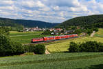 Inzwischen nutze ich jede Gelegenheit, Loks der Baureihe 111 zu dokumentieren. Auch wenn kein konkretes Datum feststeht, die Einsatzdauer der Bundesbahn-Klassiker ist endlich. Am 10. Juni 2023 war die 111 201 mit vier Doppelstockwagen als Ersatz für einen Twindexx-Triebzug als RB 59092 nach Nürnberg HBF unterwegs. Bei Breitenfurt ermöglichte eine Lücke in der Wolkendecke eine Aufnahme der vom intensiven Regio-Einsatz gezeichneten Lok.