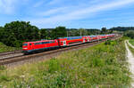 Am 06. Juli 2024 verkehrte die RB 59147 nach München Hbf mit einem Wagenpark von DB Gebrauchtzug und mit südwärts gereihter Lok. Dabei handelte es sich um die in gutem Pflegezustand befindliche 111 115. Bei Unterweilbach im Dachauer Hinterland gelang eine Aufnahme. 