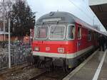 Lange Jahre waren auf den Regionalbahnen Freising-Landshut(-Plattling) n-Wagen und ihre Steuerköpfe heimisch. Am 23.11.2012 sollte ein Karlsruher Steuerwagen den Zugschluss der RB Landshut (Bay) Hbf bilden und konnte beim warten auf die Abfahrt in Freising auf Gleis 1 aufgenommen werden. Die Aufnahme ist noch eines meiner frühen Werke und wurde mit einem Mobiltelefon angefertigt. 