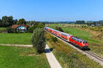 Nach einer kurzen Wende in Mühldorf schob 218 401 ihren Doppelstockzug als RB 27040 zurück nach München. Bei Weidenbach konnte ich die Leistung, für die normalerweise eine Lok der Baureihe 245 eingeteilt ist, aufnehmen (29. August 2024).