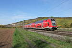 DB 445 047 als RE 4620  Main-Spessart-Express  von Bamberg nach Frankfurt (M) Hbf, am 17.10.2022 bei Thüngersheim.