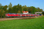 Aus dem Archiv: Heutzutage würde ein solcher Zug Scharen von Eisenbahnfreunden aus fern und nah anziehen. Am 02. Oktober 2013 war das zwischen München und Buchloe im Berufsverkehr mehrmals pro Stunde zu beobachten. Die 218 490 beförderte einen Regionalbahn bestehend aus moderat modernisierten n-Wagen nach Füssen. Die Lok trägt heutzutage wieder ihre ozeanblau-beige Ursprungs-Farbgebung und steht für das Unternehmen Railsystems im Einsatz.  