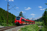 Aus dem Archiv: Am 08. Juni 2014 stand der 2442 228 erst seit einem Jahr im Einsatz. Dementsprechend gut ist der Lackzustand. Bei Wengle konnte ich den Zug auf der Fahrt nach Reutte mit den alten Fahrleitungsmasten aus der Anfangszeit der Ausserfernbahn aufnehmen, die inzwischen auch schon Geschichte sein dürften.   