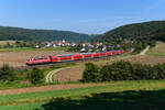 Die RB 59150 von München HBF nach Treuchtlingen wird planmäßig mit einem Triebzug der Baureihe 445 gefahren. Am 07. September 2024 kam jedoch eine Ersatz-Garnitur zum Einsatz, die mit der 111 062 bespannt war. Die 1976 bei Henschel in Kassel gebaute Lok ist eine der letzten Vertreterinnen der Baureihe, die noch einen Scherenstromabnehmer trägt. Bei Breitenfurt im Altmühltal gelang eine Aufnahme.