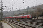 DB 445 064 als RE 4611 aus Frankfurt (M) Hbf, am 04.02.2025 bei der Einfahrt in Wrzburg Hbf. Standpunkt ffentlicher Weg. Standort ffentlicher Weg neben den Gleisen.