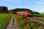 Der kurzfristige Einsatz der Baureihe 218 vor Doppelstockwagen über Allerheiligen 2024 zog zahlreiche Eisenbahnfreunde von Nah und Fern an die Strecke zwischen Mühldorf und Freilassing. Die Südostbayernbahn hat hier flexibel auf einen erhöhten Fahrgaststrom aufgrund der Streckensperre zwischen Rosenheim und Freilassing reagiert und mehr Sitzplatzkapazität auf der Ausweichroute angeboten. Am 01. November 2024 hatten sich bei Gausburg neben mir noch etliche weitere Fotografen eingefunden, um die 218 498 vor der RB 27985 zu dokumentieren.   