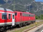 Eine DB BR 111 steht mit ihrem Interregio von Innsbruck nach Mnchen Hauptbahnhof in Garmisch-Partenkirchen.