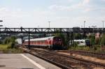 218 390 + RE3715 bei Einfahrt Hof Hbf am 19.07.2010. Die teilweise mit abgebildete Luftbrcke berspannt die gesamte Breite dieses Bahnhofes. Ob sie die Arbeiten zur Elektrifizierung des Streckenabschnittes Reichenbach - Hof berstehen wird? 