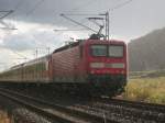 143 962-9 ist am 25. Juli 2009 mit einer Regionalbahn von Kronach nach Lichtenfels whrend eines Regenschauers bei Neuses unterwegs.