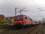 111 185-5 zieht am 3. November 2010 einen RE nach Frankfurt am Main Hbf in den Bahnhof Retzbach-Zellingen.