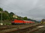 143 185-7 zieht am 29. August 2010 eine Regionalbahn nach Lichtenfels aus Kronach heraus.