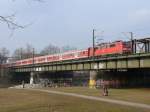 Eine 111er mit einem Regionalzug aus Richtung Sendling kommend auf der Brcke ber die Isar; Mnchen, 13.02.2011
