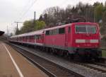 111 166-5 hngt am 13. April 2011 abgebgelt als Steuerwagenersatz am Zugschluss an einem RE/RB Nrnberg-Kronach. Die Aufnahme entstand nach der Ankunft des Zuges in Kronach.