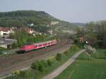 143 318-4 ist am 21. April 2011 mit einer Regionalbahn von Treuchtlingen nach Karlstadt (Main) bei Retzbach unterwegs.