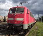 111 174-9 steht am 23. Juni 2011 bei bedrohlicher Wetterstimmung mit einer RB von Kronach nach Bamberg auf Gleis 4 in Kronach.