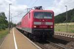 143 938-9 steht am 17. Juni 2011 mit einer Regionalbahn nach Saalfeld (Saale) im Haltepunkt Neuses (bei Kronach).