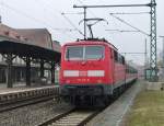 111 211 steht am 18.November 2011 mit einer 3-teiligen n-Wagen Garnitur als RB 69667 nach Hochstadt-Marktzeuln im Bahnhof Kronach auf Gleis 4.