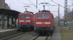 Whrend 111 211-9 Pause macht, steht auf Gleis 3 143 362-2 mit einer Regionalbahn nach Hochstadt-Marktzeuln.