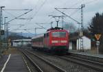 111 130 steht am 19.Februar 2012 mit einer gedrehten n-Wagen Garnitur als RB 59354 nach Saalfeld im Bahnhof Gundelsdorf.