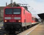 143 939-7 zieht am 18. April 2012 eine Regionalbahn nach Ludwigsstadt aus Kronach heraus.
