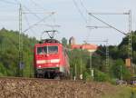 111 208-5 ist am 10. Mai 2012 mit einer Regionalbahn nach Saalfeld bei Kronach unterwegs.
