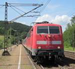 111 176-4 steht am 28. Juni 2012 mit einer Regionalbahn nach Bamberg im Bahnhof Ludwigsstadt.