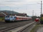 111 017 schiebt am 17. Oktober 2012 eine RB nach Bamberg in den Bahnhof Kronach.
