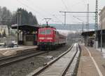 111 226-7 steht am 19. Januar 2013 mit einer Regionalbahn nach Saalfeld auf Gleis 2 in Kronach.