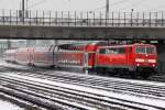 Die 111 186-3 mit RB von Mnchen nach Treuchtlingen am Hirschgarten am 15.02.2013