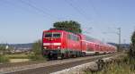 Unter strahlend blauem Himmel eilt 111 066-7 mit ihrem RE nach Nrnberg durch die Oberpfalz, hier bei Plling (06.09.2013)