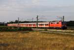 Die 111 019-0 und 111 071-7 mit der RB von Landshut nach Mnchen durch Feldmoching am 12.08.2013