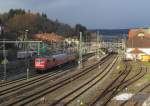 111 214-3 verlässt am 26. November 2013 mit einer RB nach Bamberg den Bahnhof Kronach.