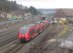 442 108-7 zieht am 12. Februar 2014 den defekten 442 269-7 über Gleis 1 aus Kronach in Richtung Küps heraus.