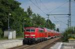 111 022 mit einem der lokbespannten RE-Sandwich aus Passau nach München Hbf. Aufgenommen am 2.6.2014 in Feldmoching
