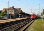 111 184-8 pausiert am 18. Juli 2014 mit einer Regionalbahn aus Lichtenfels im Bahnhof Kronach.