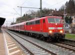111 031-1 steht am 23. Dezember 2014 mit einer Regionalbahn aus Bamberg im Zielbahnhof Kronach.