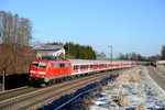 Die 111 159 mit ihrem RE 79009 nach Salzburg legt sich bei Vogl in die Kurve. Entstanden ist das Bild am 16. März 2013. Für mich hat es einen gewissen ideellen Wert, denn es ist mein erstes Eisenbahnfoto, welches ich mit einer Digitalkamera gemacht habe.