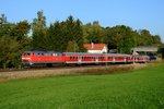 Ein klassischer RE auf der Allgäubahn: Am 02. Oktober 2013 beförderte 218 490 einen n-Wagen Zug Richtung Füssen und konnte bei Kottgeisering aufgenommen werden.