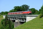 Der an Wochenenden verkehrende  Radlzug  RE 57392 von München nach Lindau war die letzte verbleibende Möglichkeit, 218-er in DB Regio Diensten auf dem Südast der KBS 970 zu erleben. Am 09. Juni 2014 konnte die bestens gepflegte 218 469 auf der Brücke bei Maria-Thann mit dieser Leistung dokumentiert werden.