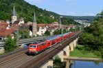 Der RE 4620 von Würzburg HBF nach Frankfurt am Main HBF wurde am 18. Juli 2014 in 111-Sandwich-Bespannung gefahren, es führte 111 185. Vermutlich ist eine 146 ausgefallen, um die straffen Fahrzeiten zu halten, bedarf es dann zwei 111-er. Nach Verlassen des Bahnhofes Gemünden am Main hat der Zug bereits ordentlich Geschwindigkeit aufgenommen, als er die Saale-Brücke passiert.