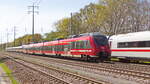 Vorbeifahrt 442 336 / 442 836 als RB 22 in Richtung Potsdam an den ICE 9011 (9380 0812 011-6) auf das Ausweichgleis bei Diedersdorf am 03. Mai 2023.